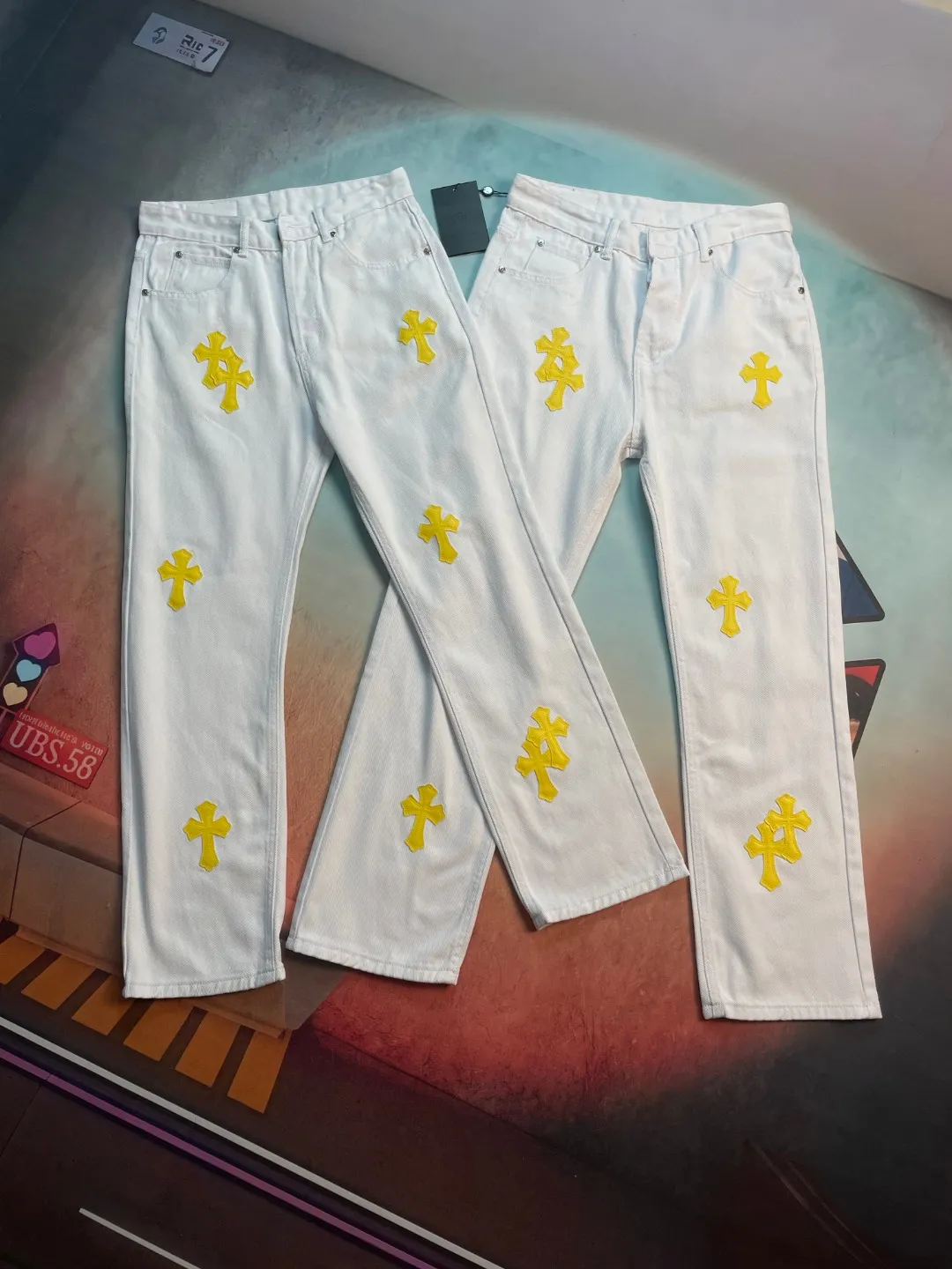 🅿️240 🔘Style number-KL165 🔘Cro Heart𝐂𝐡𝐫𝐨𝐦𝐞 𝐇𝐞𝐚𝐫𝐭 White cow lemon yellow cross patch leather jeans* This is simply a dream item in the fashion world! It uses top-notch heavy-duty washing technology to give the white denim a full texture and full retro charm. The laser-cut cross in calfskin is the finishing touch of these pants. The lemon yellow is bright and eye-catching. When paired with white denim, it creates a unique fashion sparkle. The distressed silver hardware has ultra-fine details and a high-end feel. The straight version is even more unique. It has a great slimming effect on the upper body. It can be easily controlled regardless of body shape. The genderless trend takes off immediately! The design of these pants is unique, the details are superb, simple and elegant. The workmanship is also quite exquisite, the wiring is neat, and every small detail is handled just right. The high-end quality is completely different from ordinary products! The matching suggestions are as follows: Trendy street style: Wear a black loose hooded sweatshirt with a personalized fluorescent graffiti pattern on your upper body, then a black leather jacket by Croix Heart, and a pair of black high-top Converse or Balenciaga dad shoes on your feet. For accessories, you can choose a silver necklace and ring from Crow Heart, and then wear a black baseball cap. Walking on the street will definitely turn heads. Casual fashion style: wear a white cotton short-sleeved T-shirt inside, a light blue denim jacket on the outside, these Crouch jeans on the bottom, and a pair of white shoes, like Nike's Air Force 1. Wear a simple white backpack for daily outings and shopping, which is comfortable and fashionable. Personalized retro style: Choose a retro polka-dot shirt and tuck the shirt into your pants. Pair it with a pair of brown retro leather shoes or Martin boots with thick soles. Wearing a pair of round retro sunglasses, the overall look is unique and retro.  Size: S M L XL (28.30.32.34) Color: White